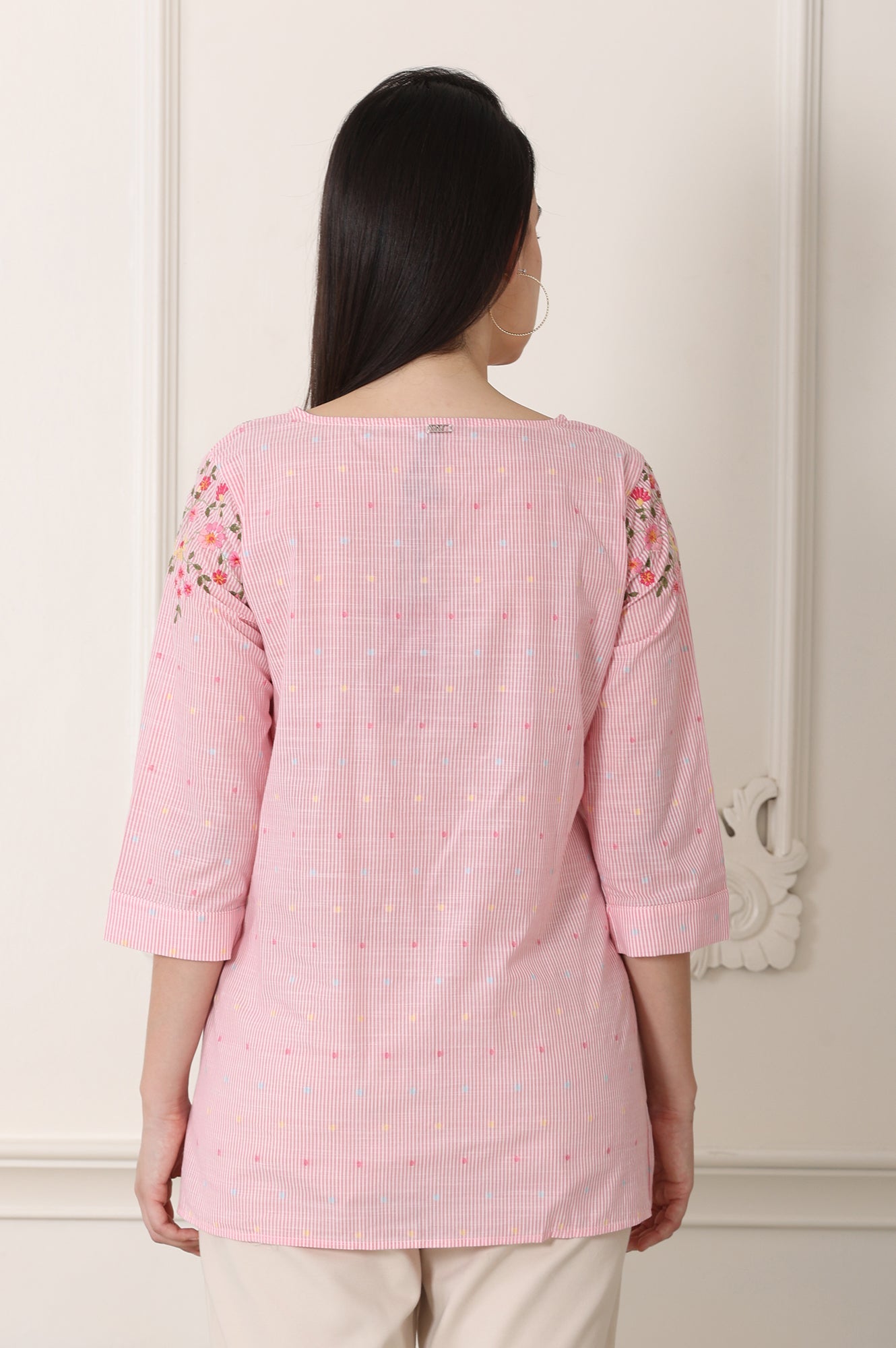 https://cdn.shopify.com/s/files/1/0776/0419/2550/files/24AUW30867-313835_5_032daf09-3c31-445f-a31a-e5baff04c0db.jpg?v=1723893006