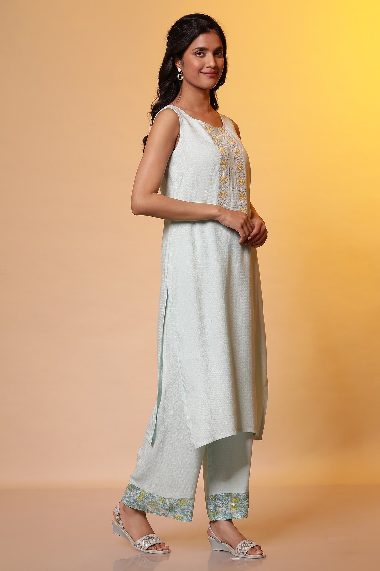 https://cdn.shopify.com/s/files/1/0776/0419/2550/files/24FEAS15055-607160_3.jpg?v=1769749807