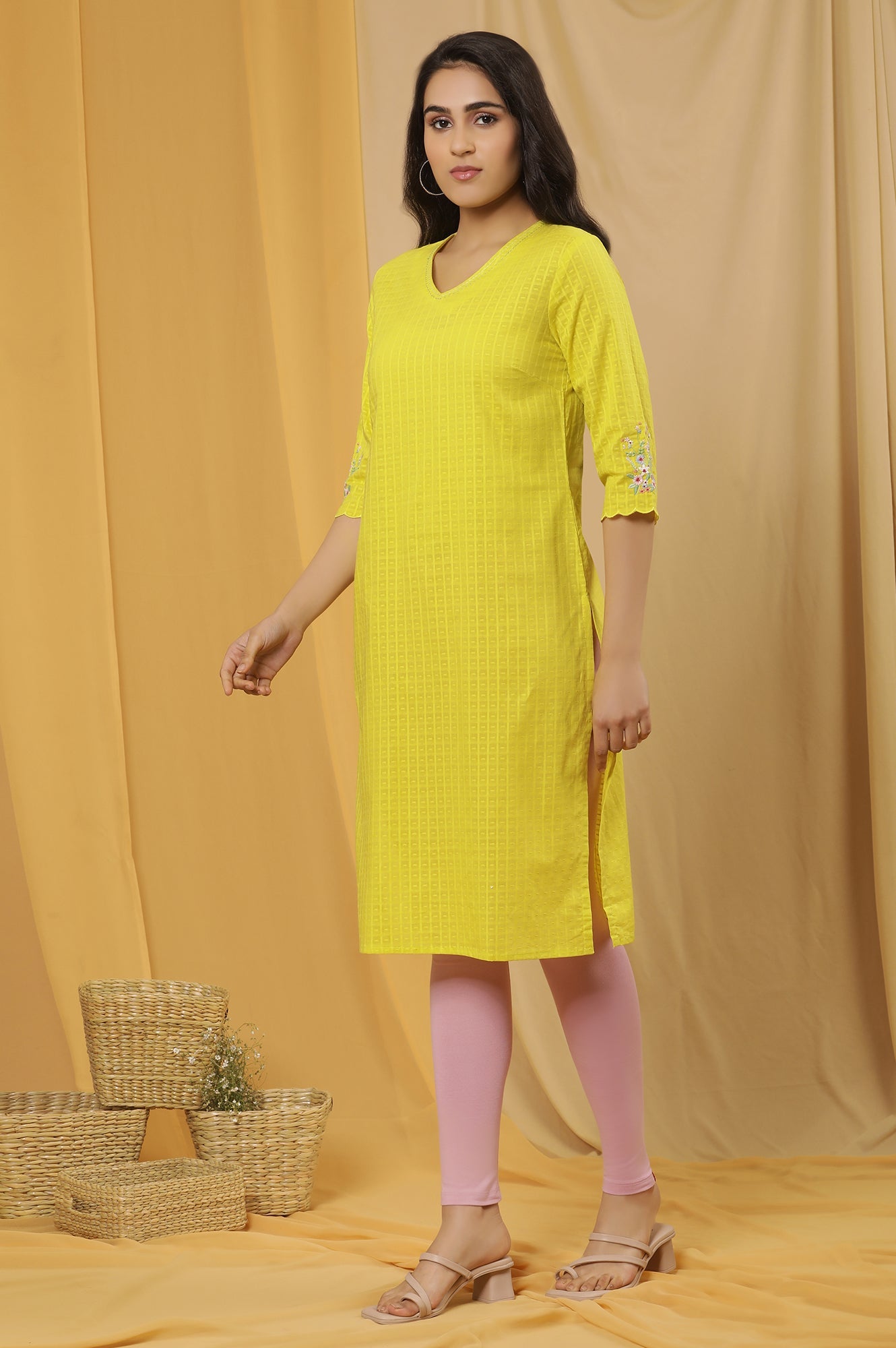 https://cdn.shopify.com/s/files/1/0776/0419/2550/files/24ONWS19361-219666_3_e8b92b8e-f730-47fb-895d-9ba880ff3122.jpg?v=1722150735