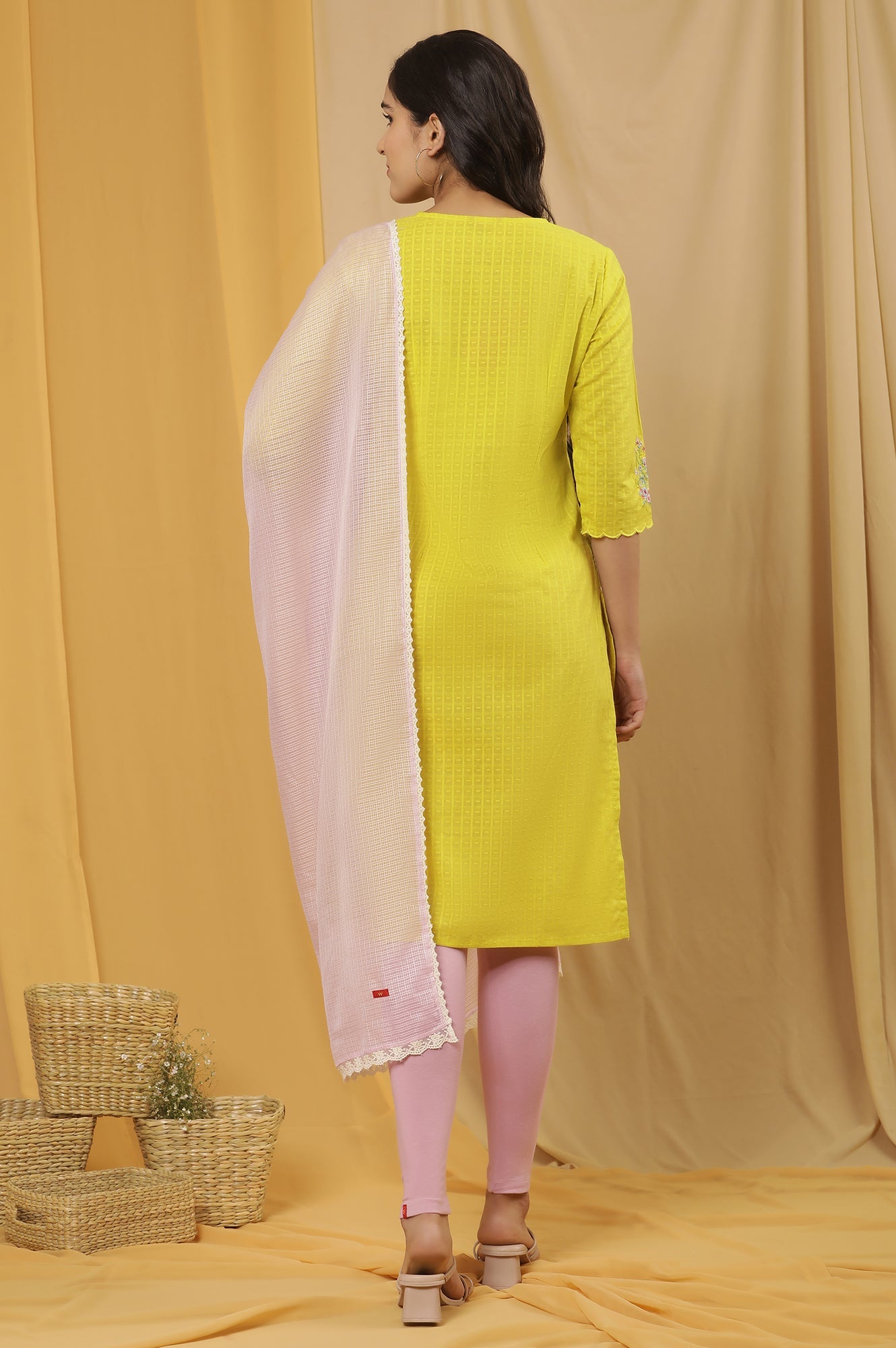https://cdn.shopify.com/s/files/1/0776/0419/2550/files/24ONWS19361-219666_4_6d2ee795-b3f5-4072-bd29-a6185c2dae0f.jpg?v=1722150735
