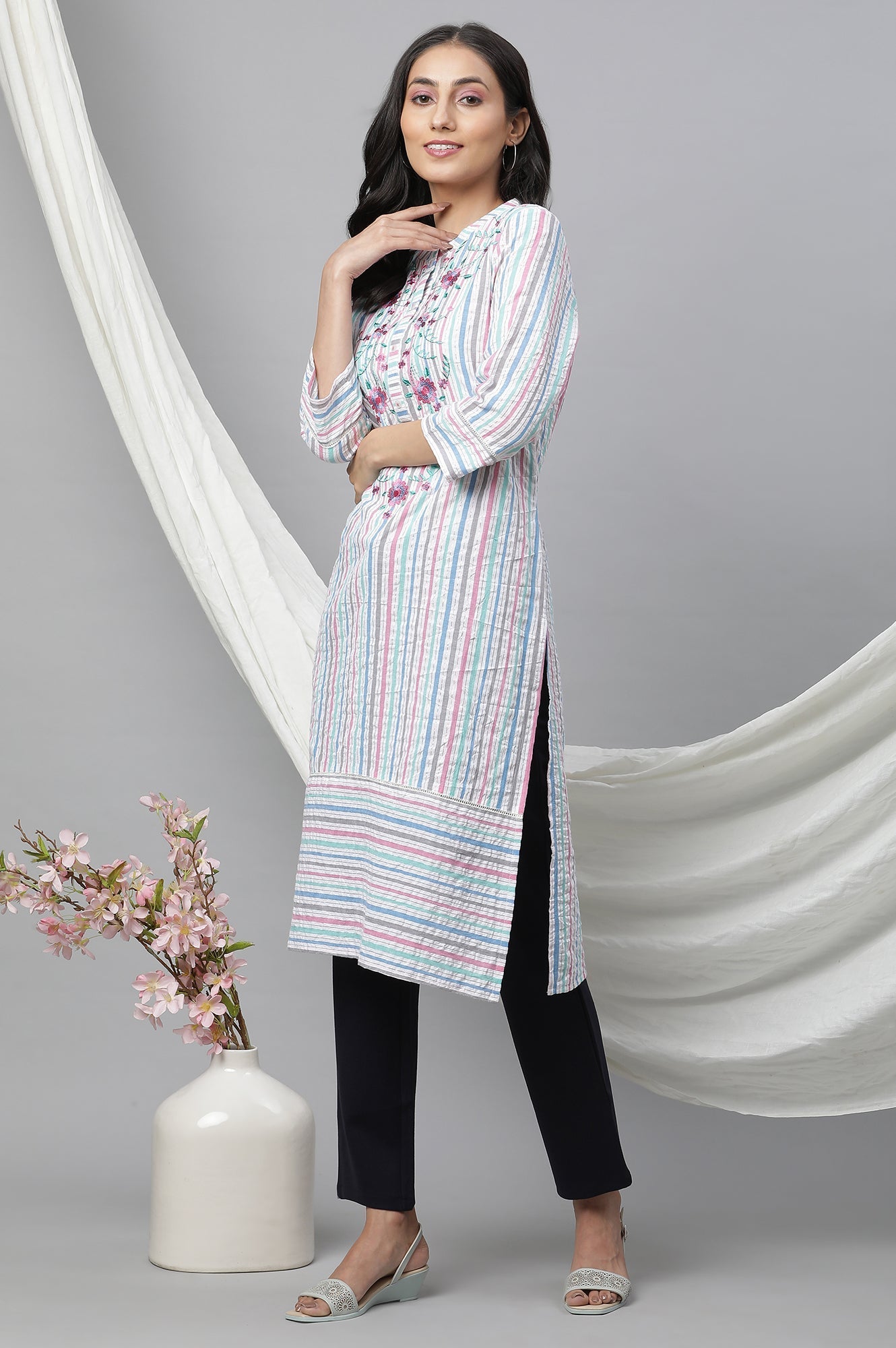 https://cdn.shopify.com/s/files/1/0776/0419/2550/files/23AUA14476-704543_1_d864eeec-4690-4247-95cf-bb3ebf62573c.jpg?v=1769689015