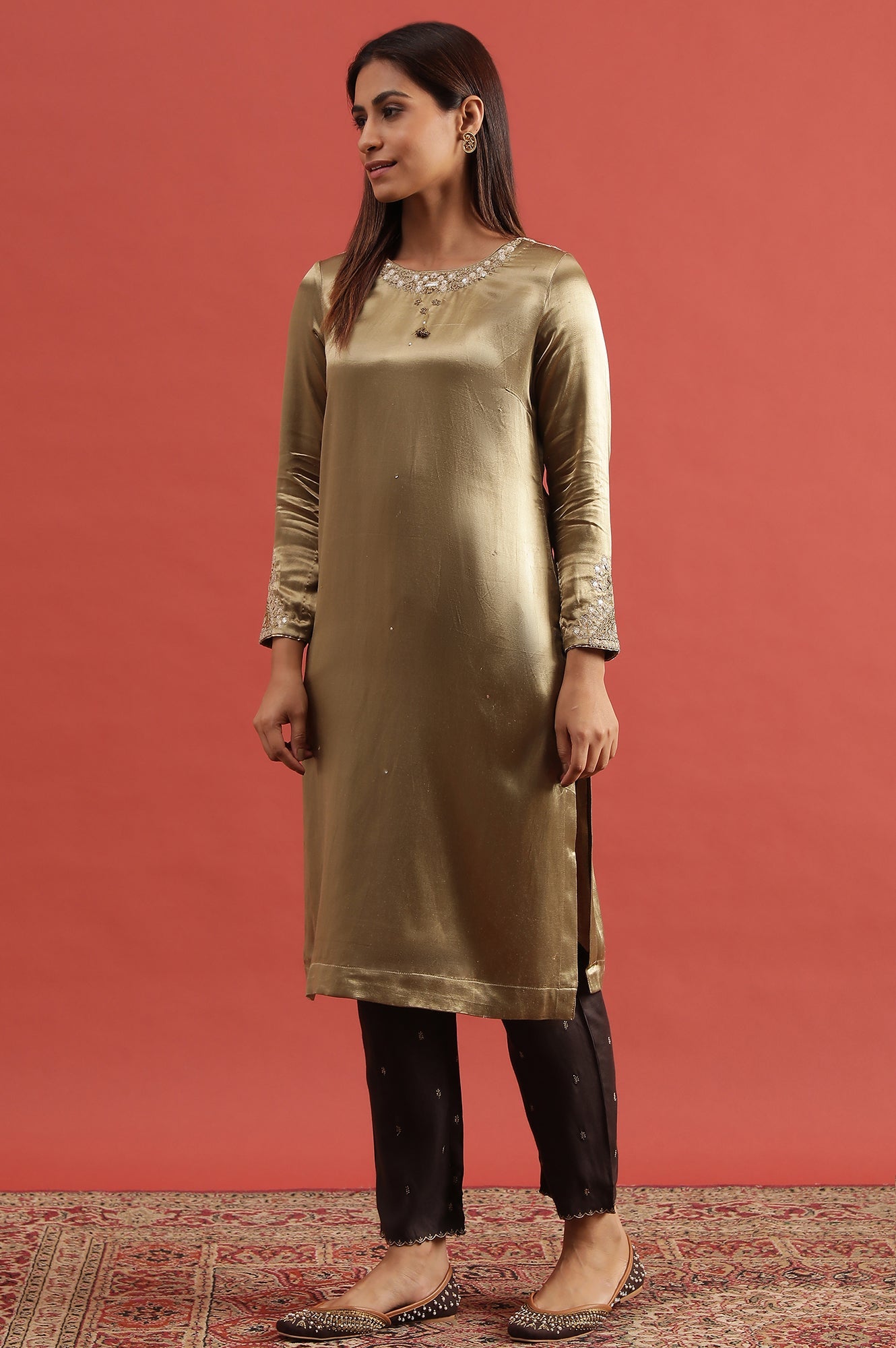 Green Embroidered Straight Kurta In Mushroo
