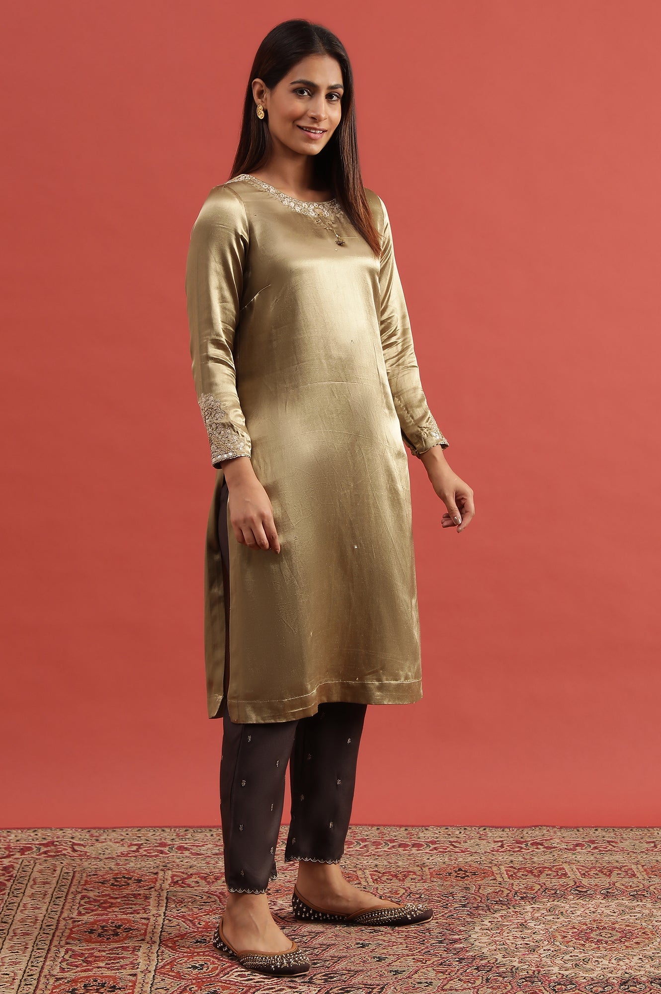 Green Embroidered Straight Kurta In Mushroo