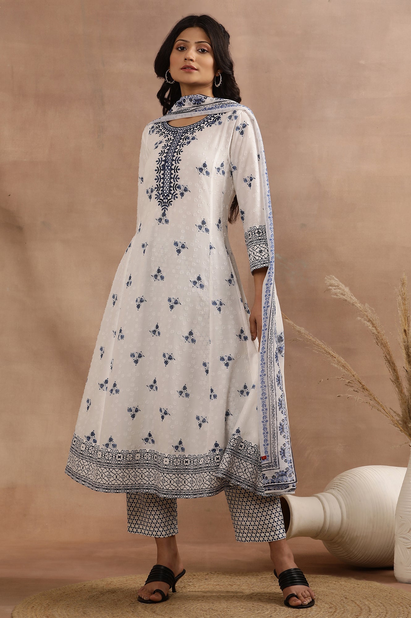https://cdn.shopify.com/s/files/1/0776/0419/2550/files/24FEWS10596-122989_2.jpg?v=1721926331