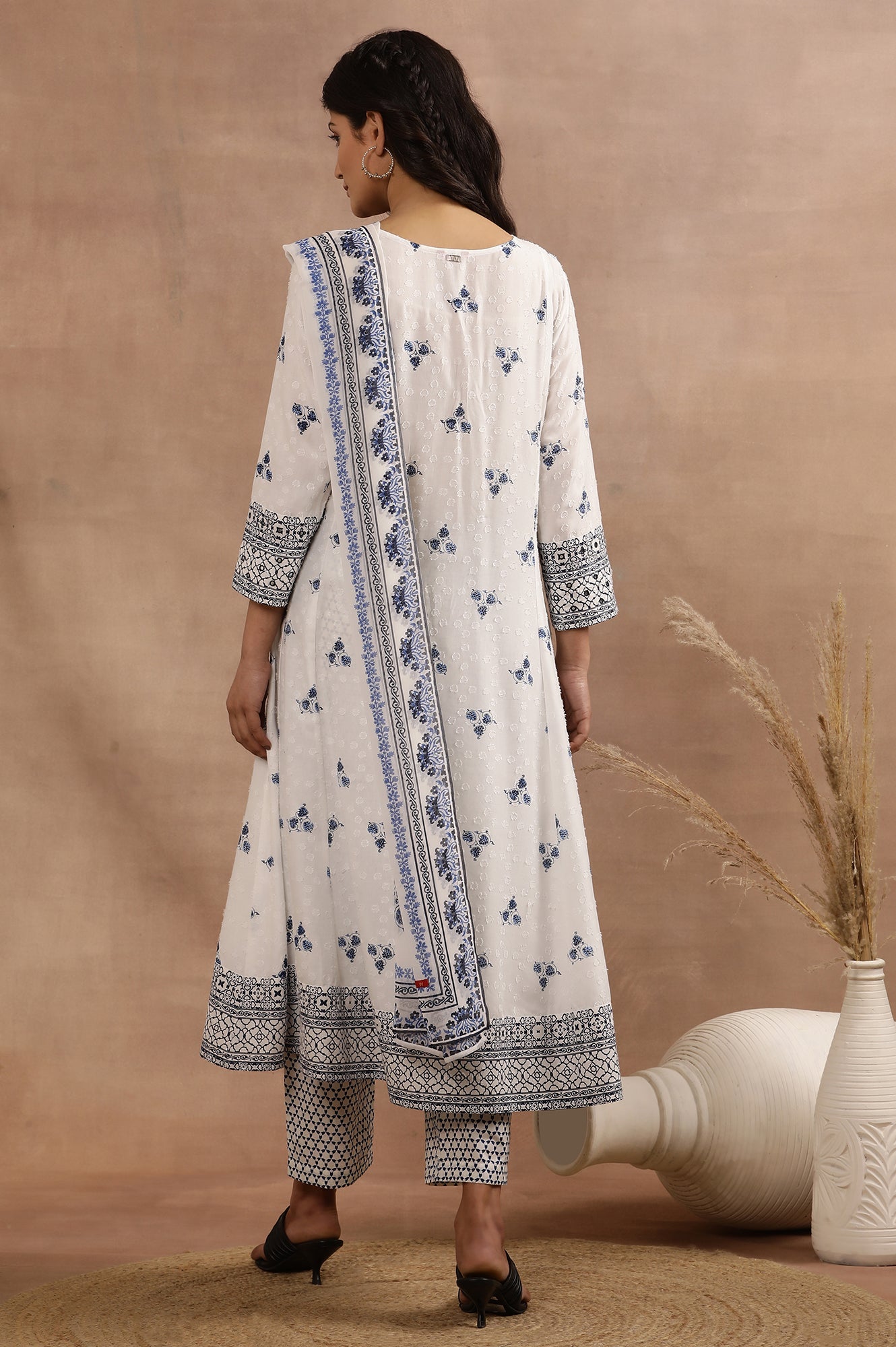 https://cdn.shopify.com/s/files/1/0776/0419/2550/files/24FEWS10596-122989_4.jpg?v=1721926331