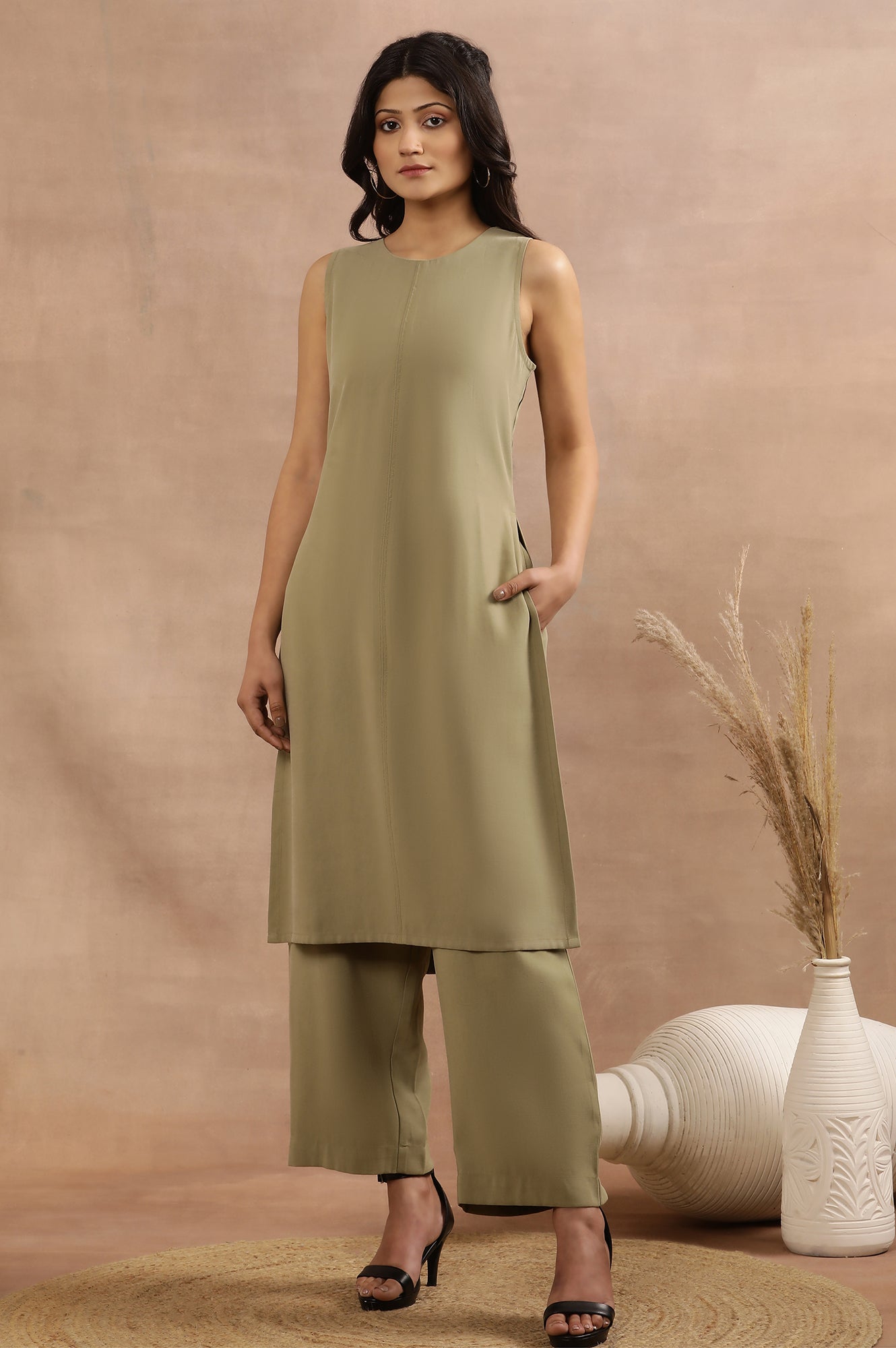 Green Sleeveless Solid Straight Kurta And Pants Set