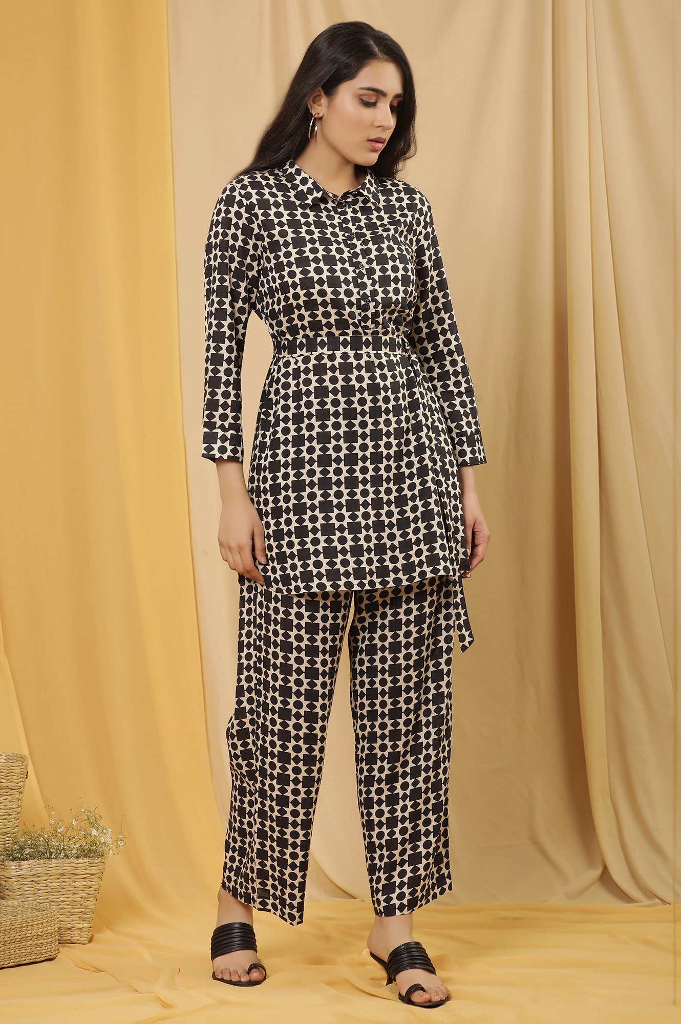 https://cdn.shopify.com/s/files/1/0776/0419/2550/files/24FEWS30955-810647_5.jpg?v=1721925235