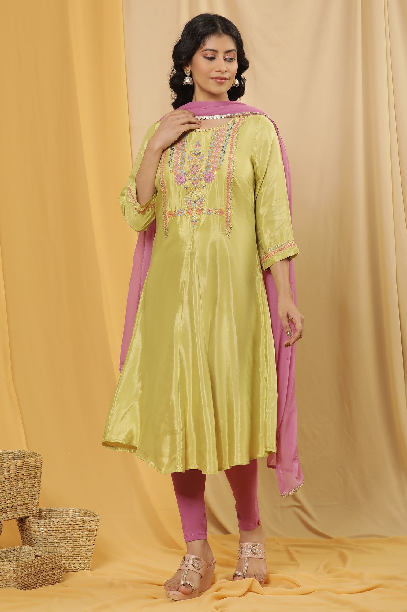 https://cdn.shopify.com/s/files/1/0776/0419/2550/files/24ONWS19242-220549_2_2f5059d4-401e-4cd5-a7c7-2aff1dd45e87.jpg?v=1722138176