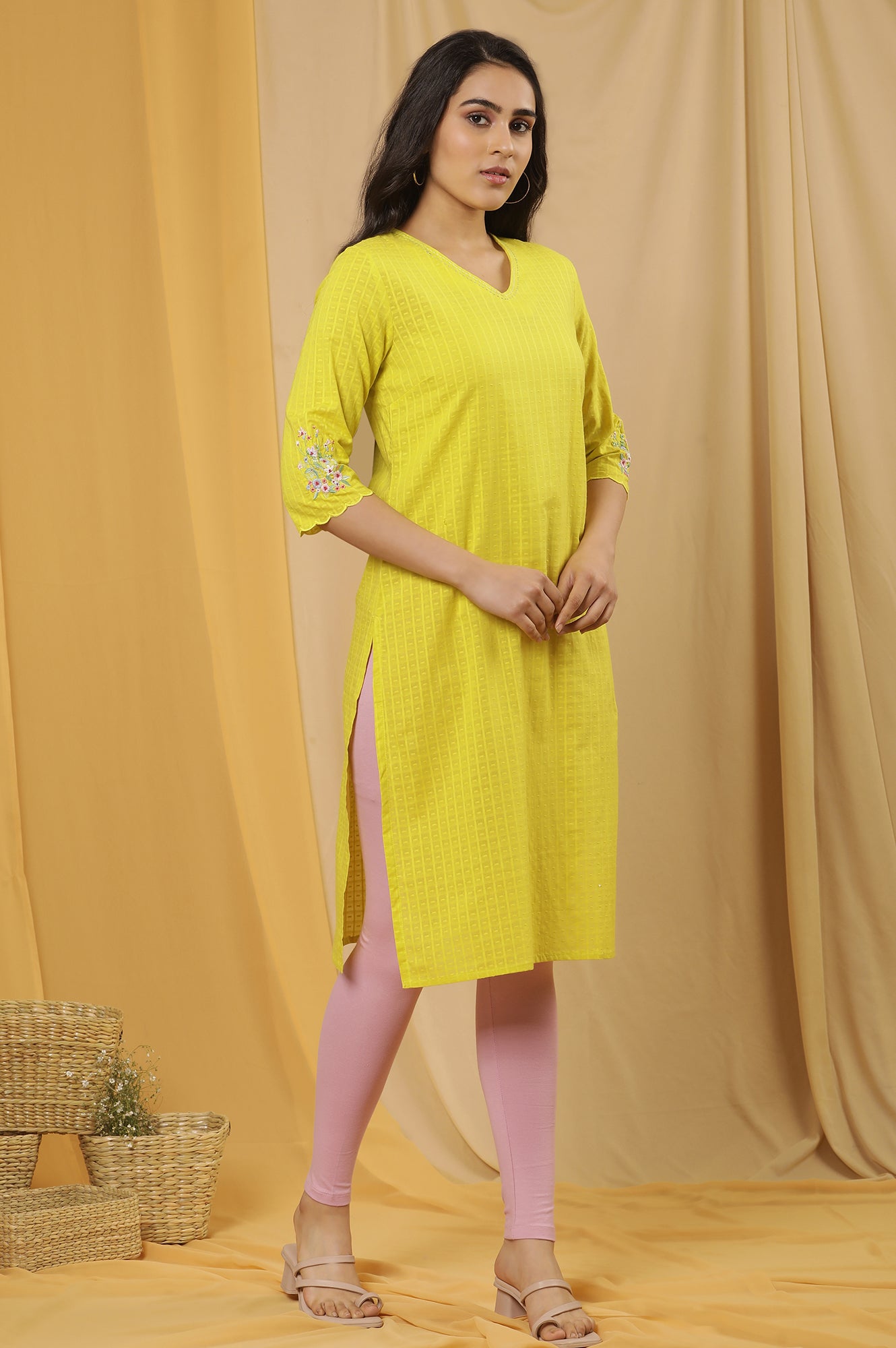 https://cdn.shopify.com/s/files/1/0776/0419/2550/files/24ONWS19361-219666_5_f3dc1867-d56d-405b-a7b2-29ceb0844880.jpg?v=1722150735